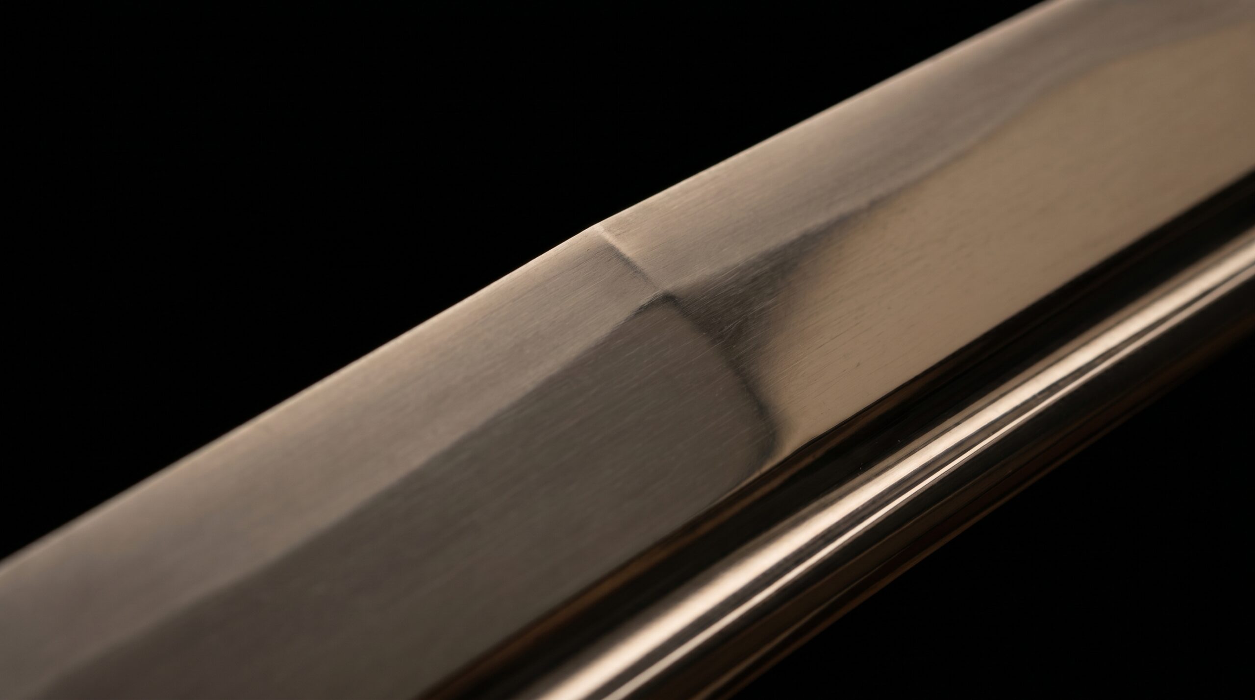 A katana mune (espinha) mostrada no perfil